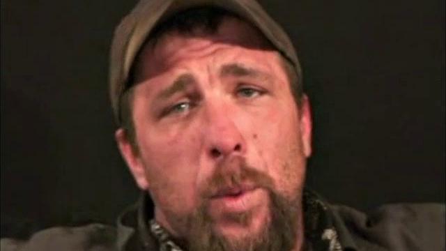 Джоэл смешит и кончает в опытную ладонь зрелого мужика