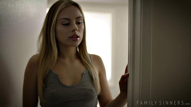 Анна Клэр Клаудс обожает горячий секс с отчимом в спальне, когда дома никого нет.