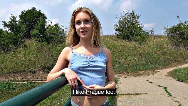 сексуальная блондинка продает тело и ловит мощный залп на жопу в лесу