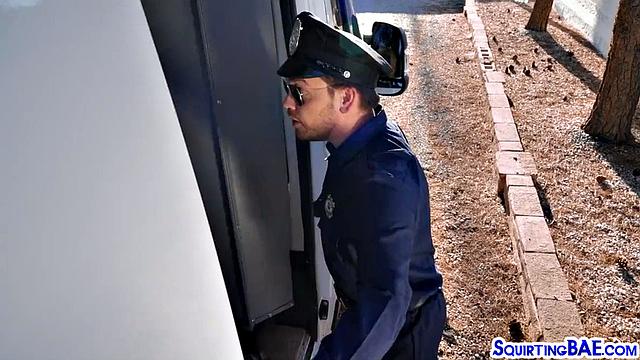 Две татуированные сиськи трахаются с мужиком втроём, кончают от удовольствия.