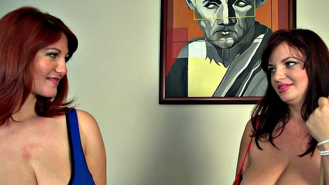 Ванесса бросается к сискам Джоаны и заводит её прямо на бильярдном столе