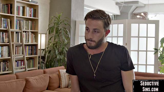 Пышная брюнетка скачет на члене и ловит сперму на задницу