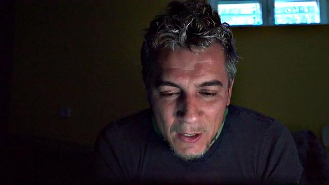 смотри, как хозяин жёстко трахает обеих соседок по комнате