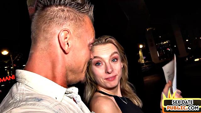 татуированная красотка отсасывает на улице и получает в отеле