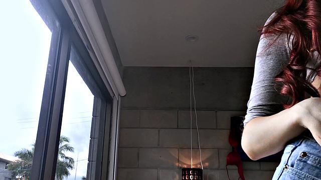 рыжая Зарa получает жестко в домашнем догги, ее большие сиськи в кадре