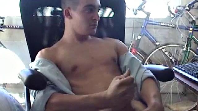 Даррел дрочит свой здоровый член и мечтает о мужском сексе