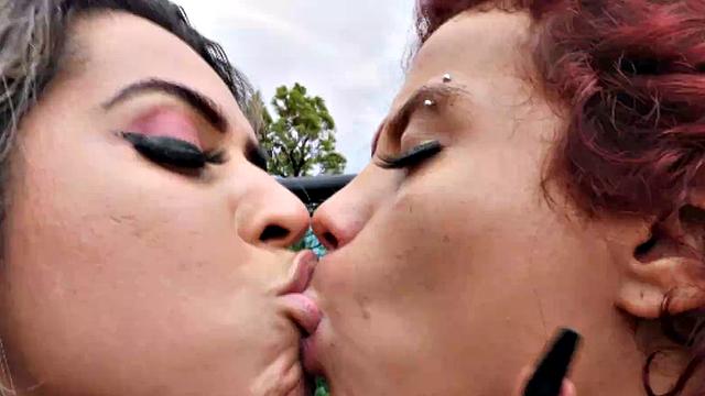 Бразильские подружки Донабелла и стройная Виктория Диас трахаются в анал с большим хуем Джеффа Блэка