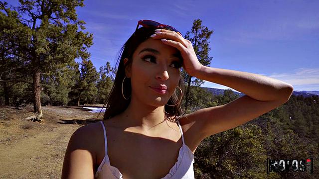 Эмили Уиллис трахается с Чарльзом Дера в лесу и глотает сперму на природе.