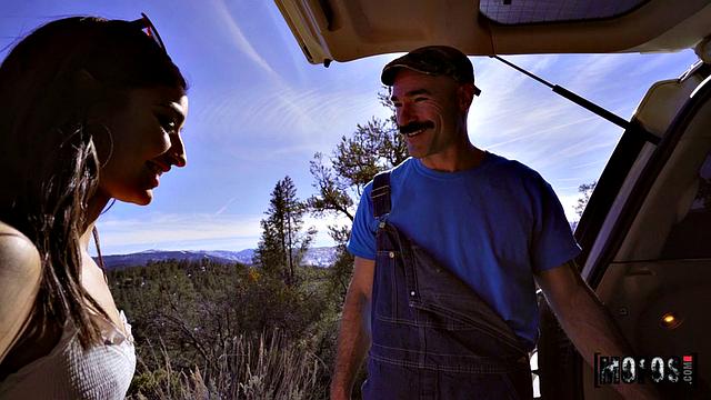 Эмили Уиллис трахается с Чарльзом Дера в лесу и глотает сперму на природе.