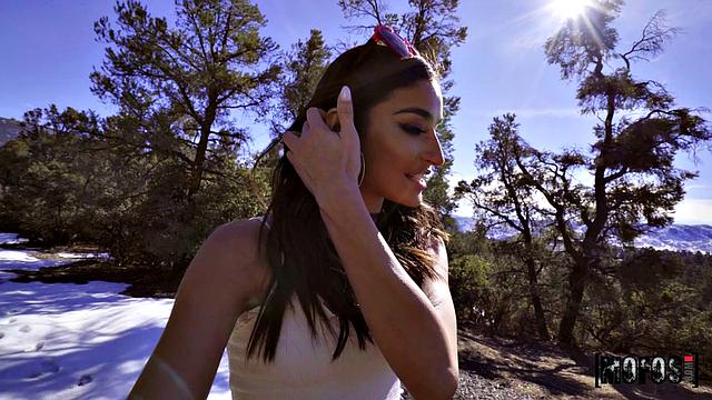 Эмили Уиллис трахается с Чарльзом Дера в лесу и глотает сперму на природе.