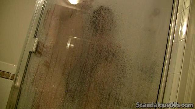 страстная малышня с большими сиськами отдается парню в душе