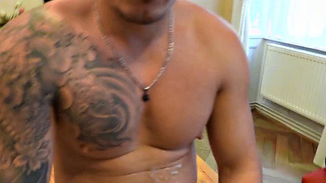 смотри как европейский красавчик получает по жопе и весь в сперме в pov