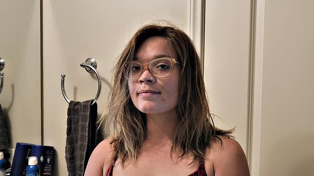 блондинка в очках заводит кузину и устраивает жаркий тройничок на диване