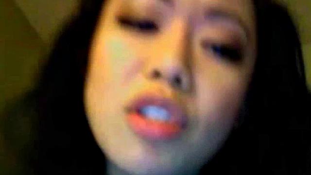 Бывшая дрочит себя дилдо по сиськам и киске