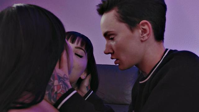 Amateur inked lez babe with big ass licks 21yo pussy