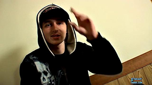 Возбуждённый скейтер сваливает доску и дрочит - сегодня только это и делает