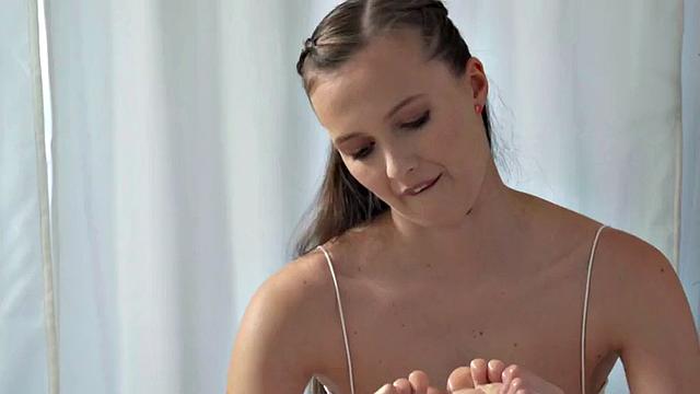 Hostel lesbian babe pussyeating and fingering in threesome