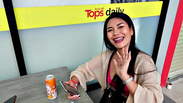 страстные тайки жарко трахаются втроём с толстым членом