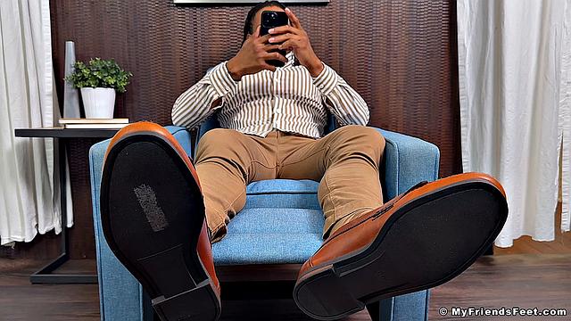 Lorenzo's Feet Get Worshiped - Lorenzo