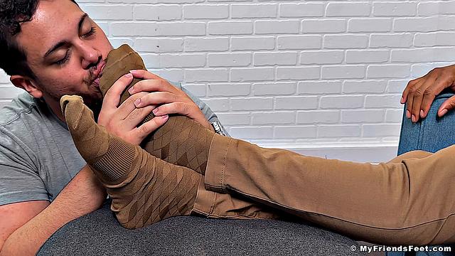 Lorenzo's Feet Get Worshiped - Lorenzo