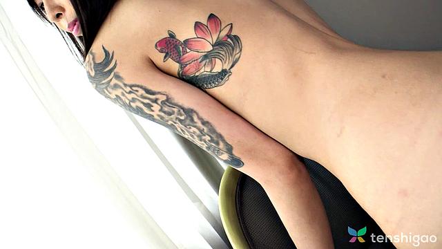 Саки Тубаса дразнит сексуальными азиатскими формами