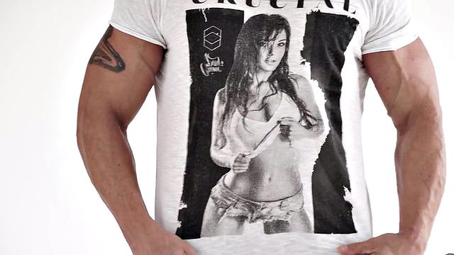 Muscled hunk with eye mask wanks in solo action