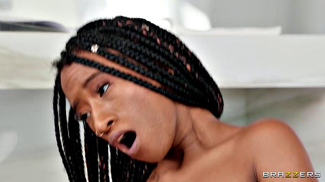 Мини Сталлион с аппетитной попкой развлекается с большим членом на кухне от Ксандера Корвуса.