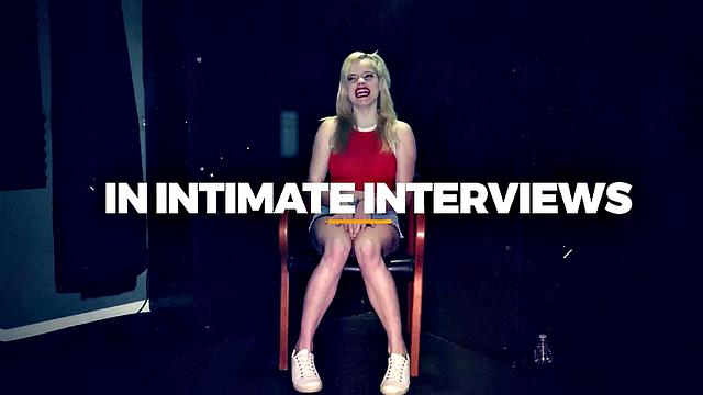 фиолетовая красотка с раздвоенным языком сосёт в глори холе