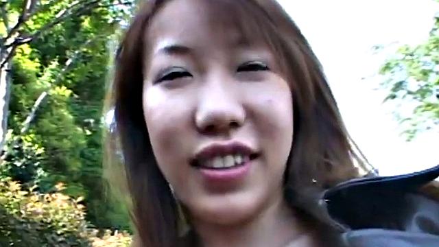 изящная азиатка не выдерживает и жестко дрочит свою киску