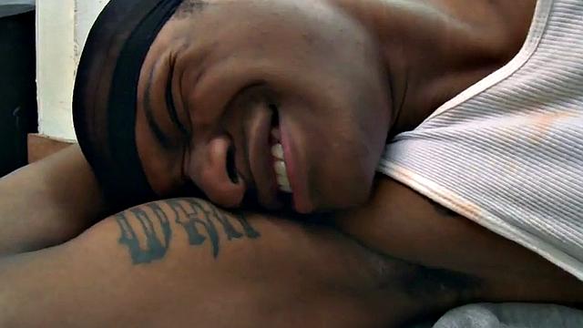 черный качок пришел постирать... а уходит накачанный спермой