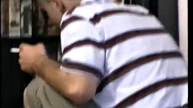 волосатый полли долго дрочит и заливает спермой