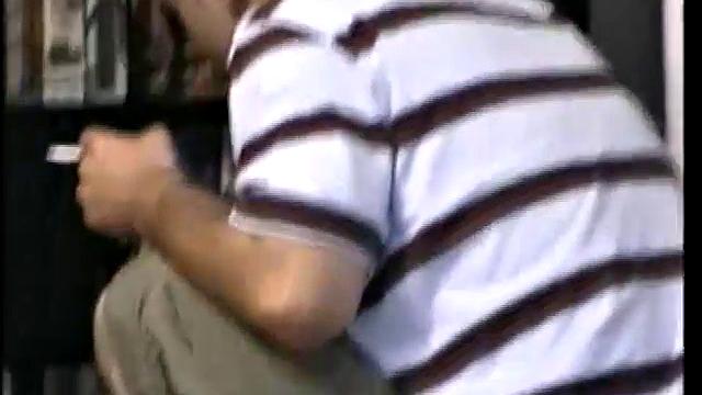 волосатый полли долго дрочит и заливает спермой