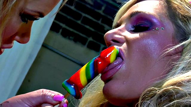 Glamour MILFs enjoying steamy fingering