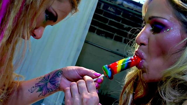 Glamour MILFs enjoying steamy fingering