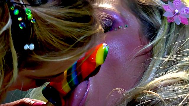 Glamour MILFs enjoying steamy fingering