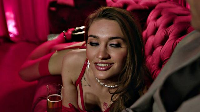 Сера Райдер в красном белье страстно скачет на толстом члене