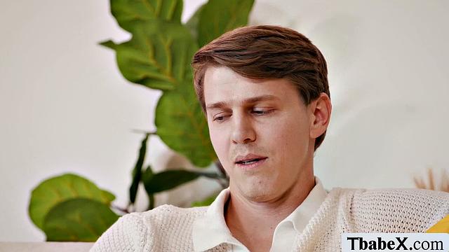 щедрый транс заботится о своей подруге и дарит ей дорогие шпильки для страстного секса на каблуках.