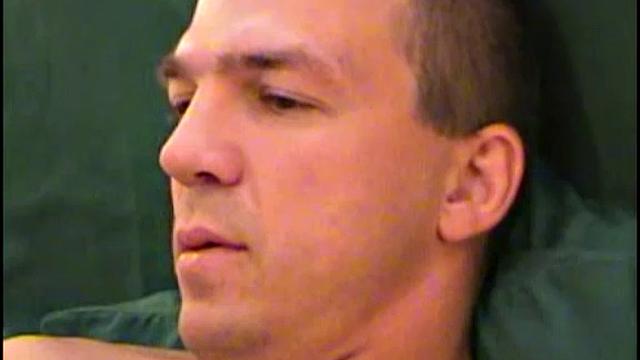 Родни раздевается и дрочит свой стояк на камеру