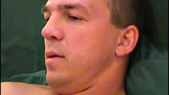 Родни раздевается и дрочит свой стояк на камеру