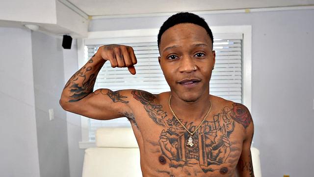 мускулистый татуированный папик Зен раздрачивает свою огромную елду