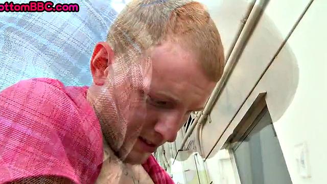 белый трахает черного парня на улице