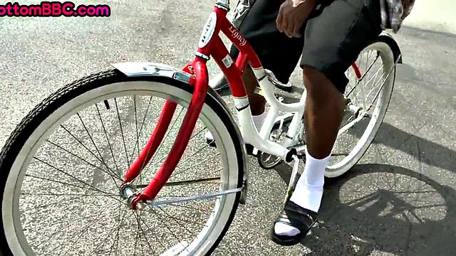 Outdoor black thug fucked by white