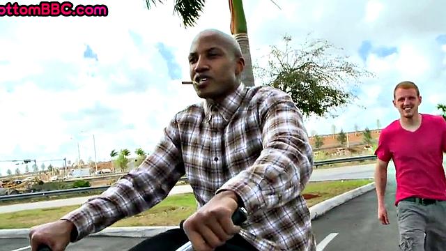 Outdoor black thug fucked by white