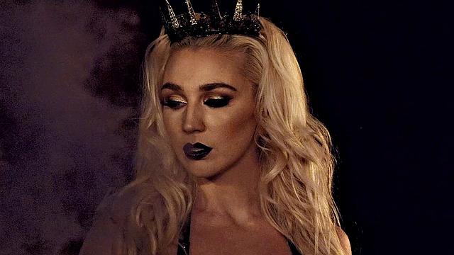 Кендра Сандерленд заводит в латексе и на каблуках, мокрая и без тормозов