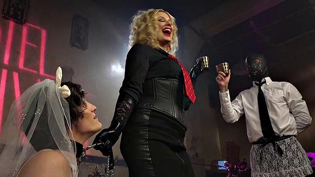 Nympho BDSM femina fists male mouth