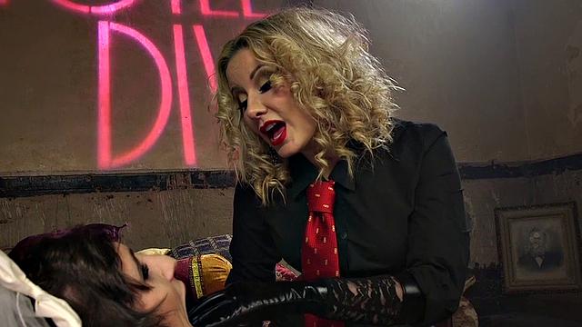 Nympho BDSM femina fists male mouth