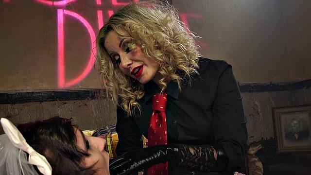 Nympho BDSM femina fists male mouth