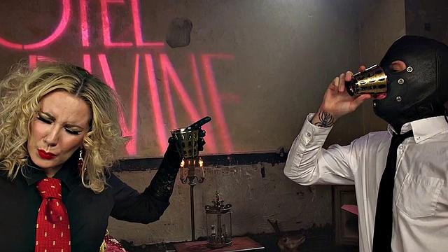 Nympho BDSM femina fists male mouth