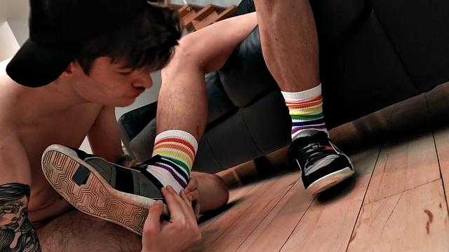 Twink penetrated in asshole by bareback lover