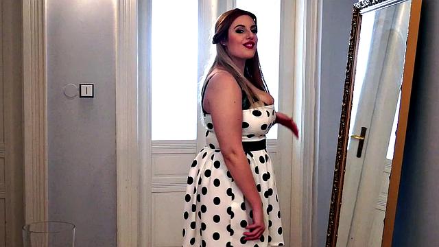 элли ро доказывает, что британские сиськи знают толк в шоу